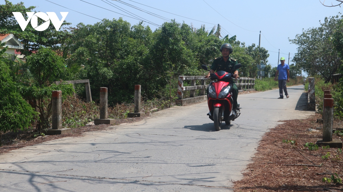 bac sy quan ham xanh soc trang nang long voi dong bao khmer vung ven bien hinh anh 1