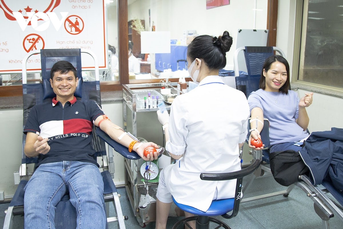 cap doi tang nhau qua valentine la so do hien mau hinh anh 2