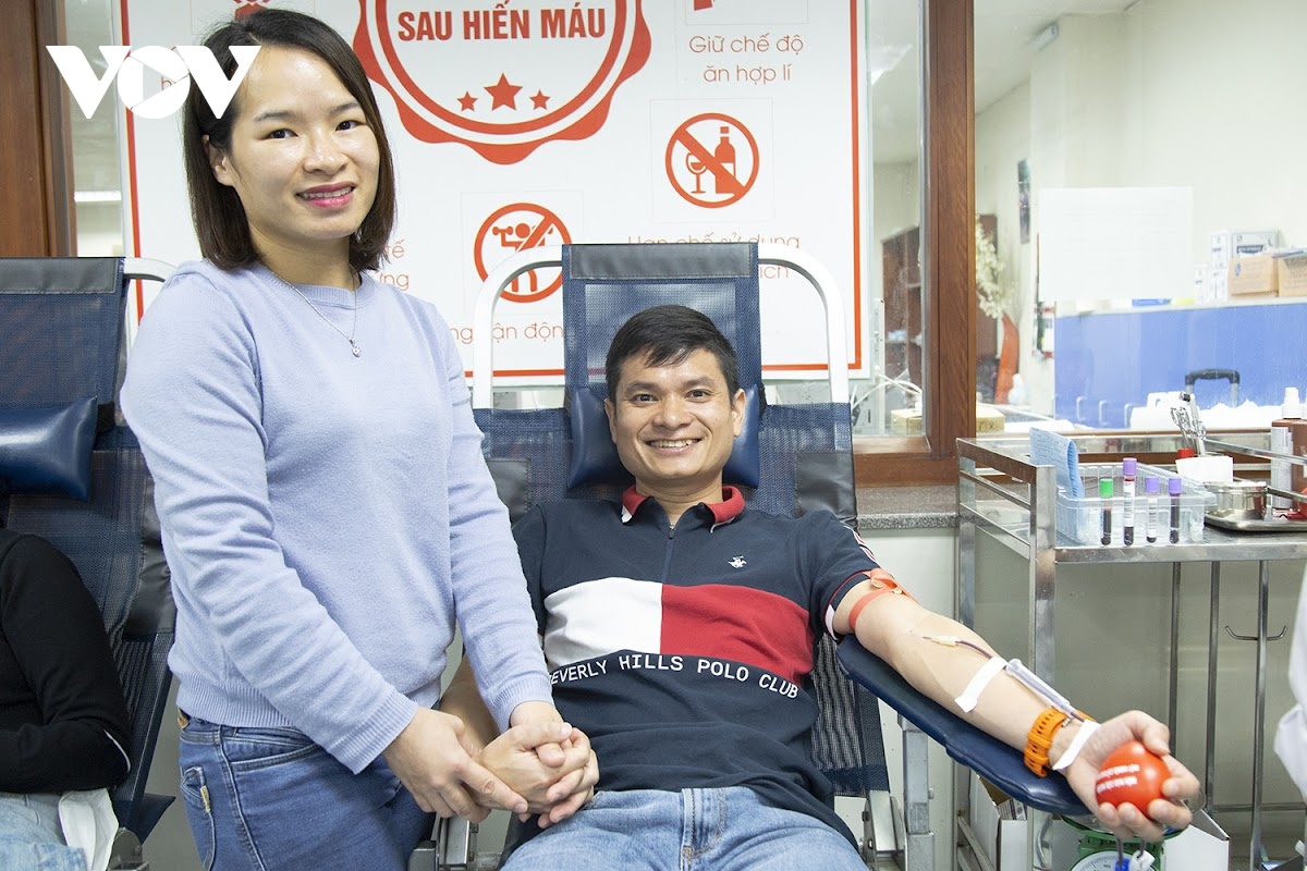 cap doi tang nhau qua valentine la so do hien mau hinh anh 3