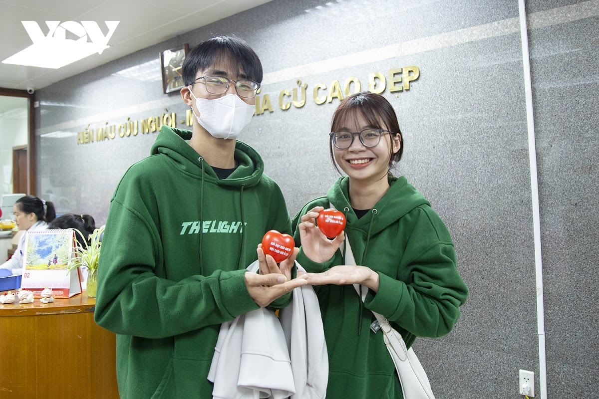 cap doi tang nhau qua valentine la so do hien mau hinh anh 5