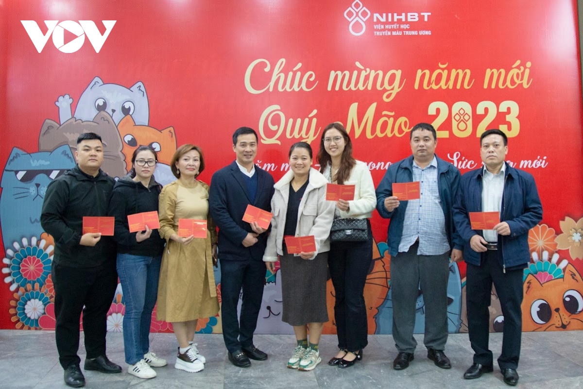 cap doi tang nhau qua valentine la so do hien mau hinh anh 11