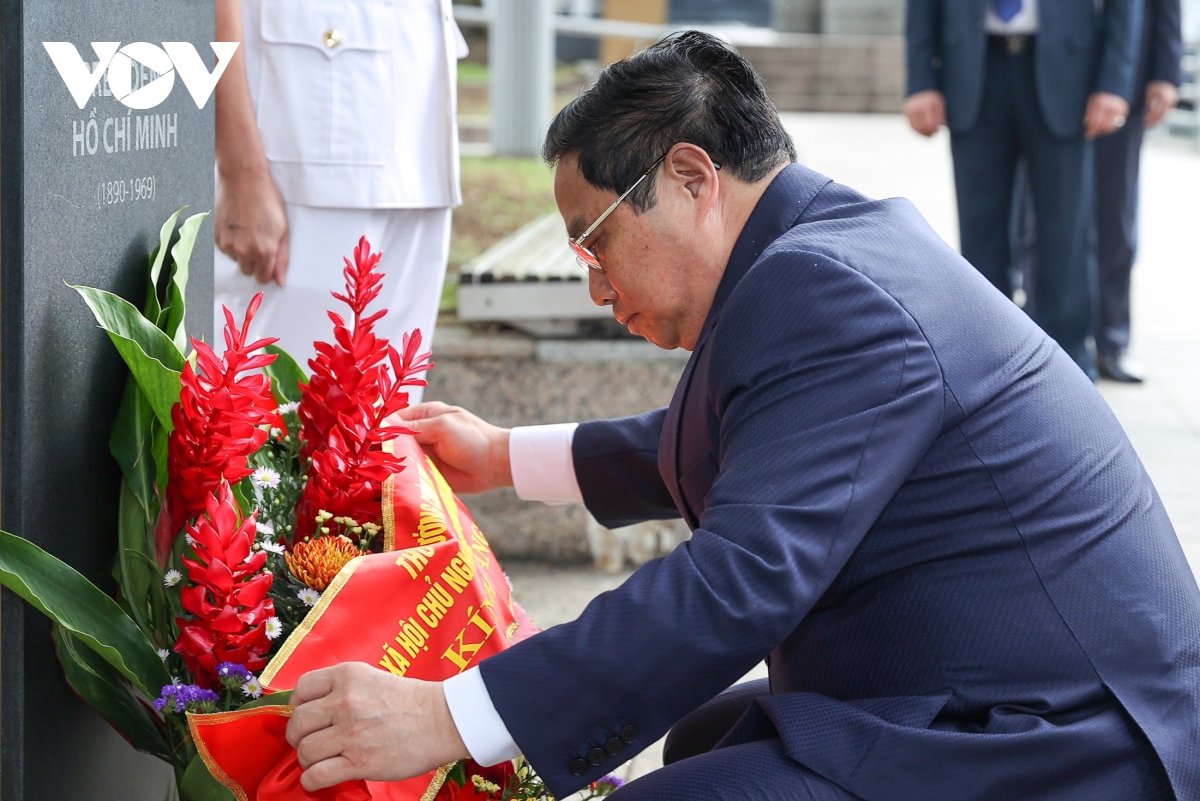 thu tuong va phu nhan dang hoa tai tuong dai chu tich ho chi minh o singapore hinh anh 2