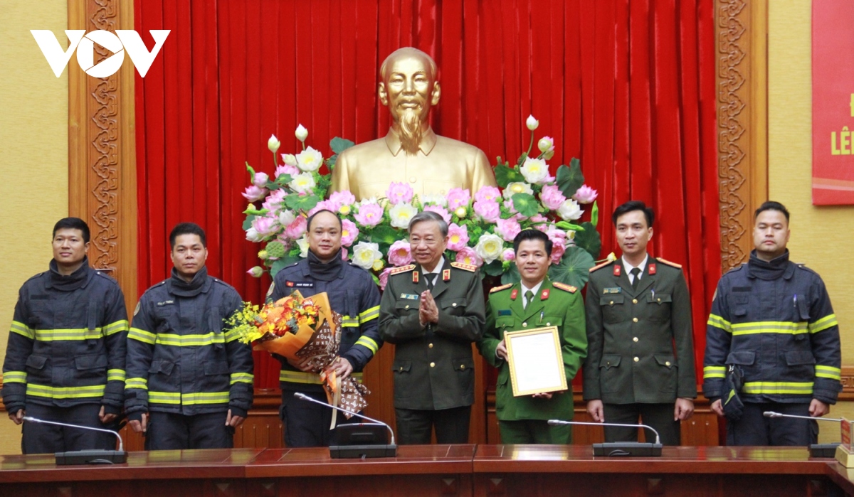 bo cong an cu 24 can bo sang tho nhi ky tham gia cuu nan sau dong dat hinh anh 2