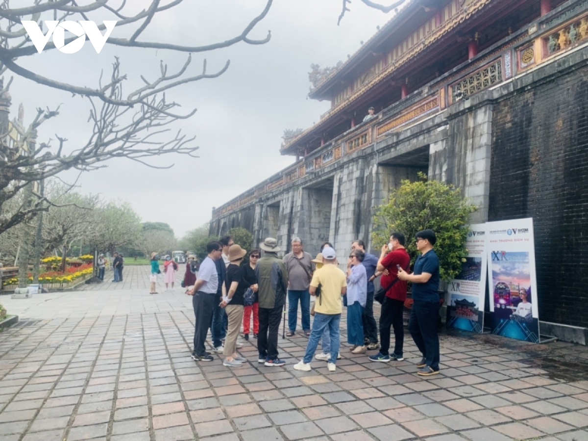 thua thien hue kich cau du lich toan dien, ket noi thu hut khach tro lai hinh anh 1