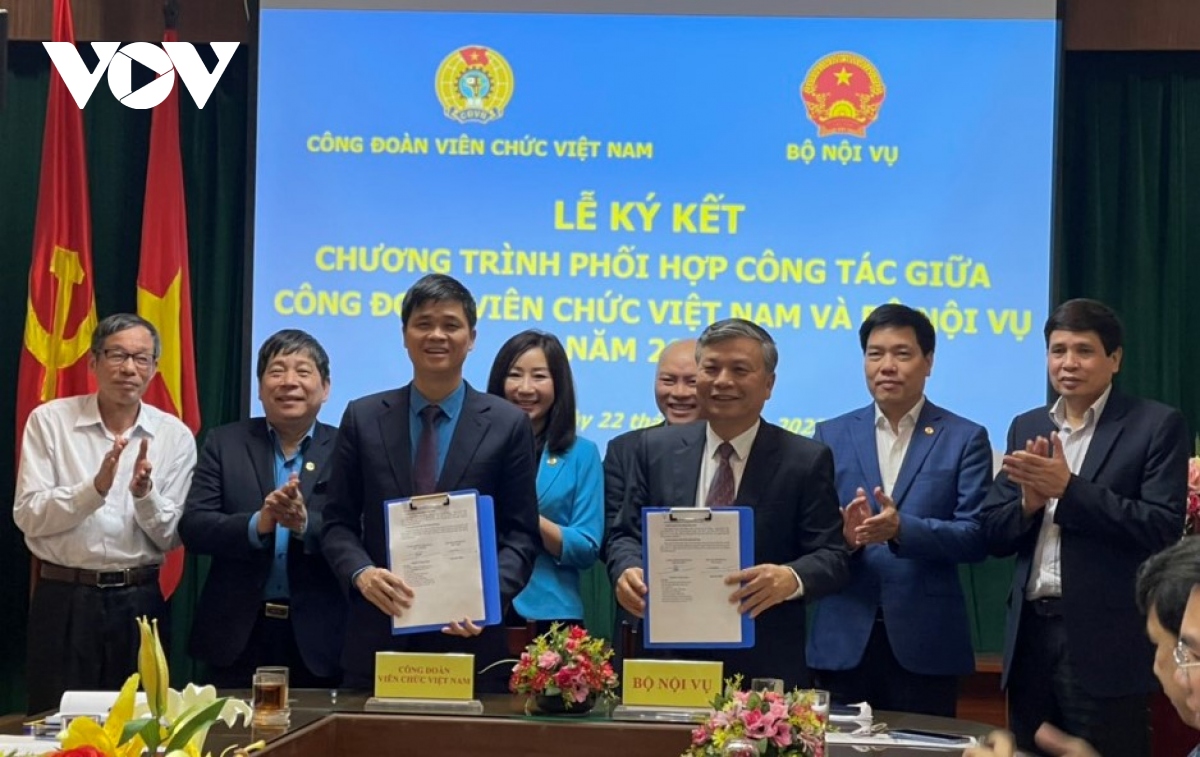 ky ket phoi hop cong tac giua cong doan vien chuc viet nam voi bo noi vu hinh anh 1