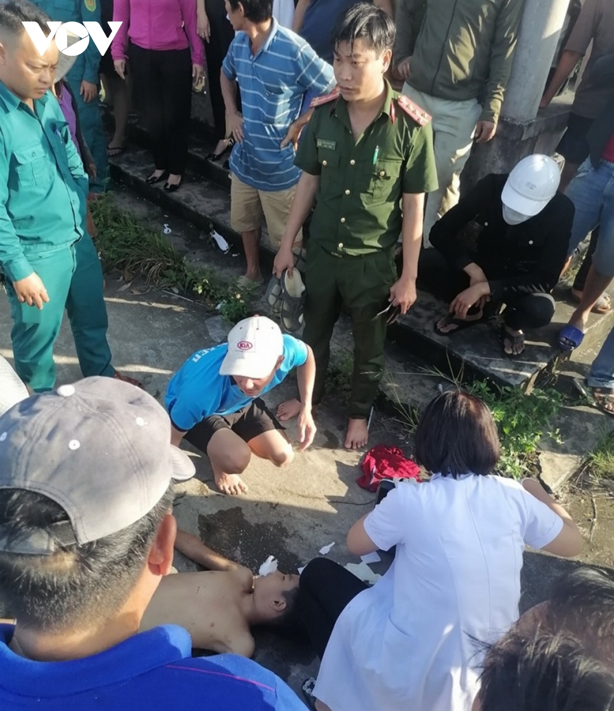 kip thoi cuu song hoc sinh bi duoi nuoc duoi ho sau hinh anh 1