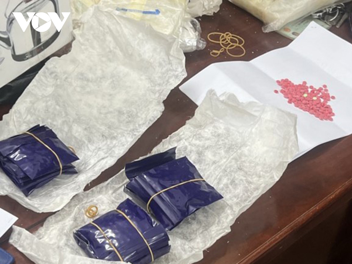 bat vu mua ban trai phep 2 kilogram ma tuy da va 16.000 vien hong phien hinh anh 2