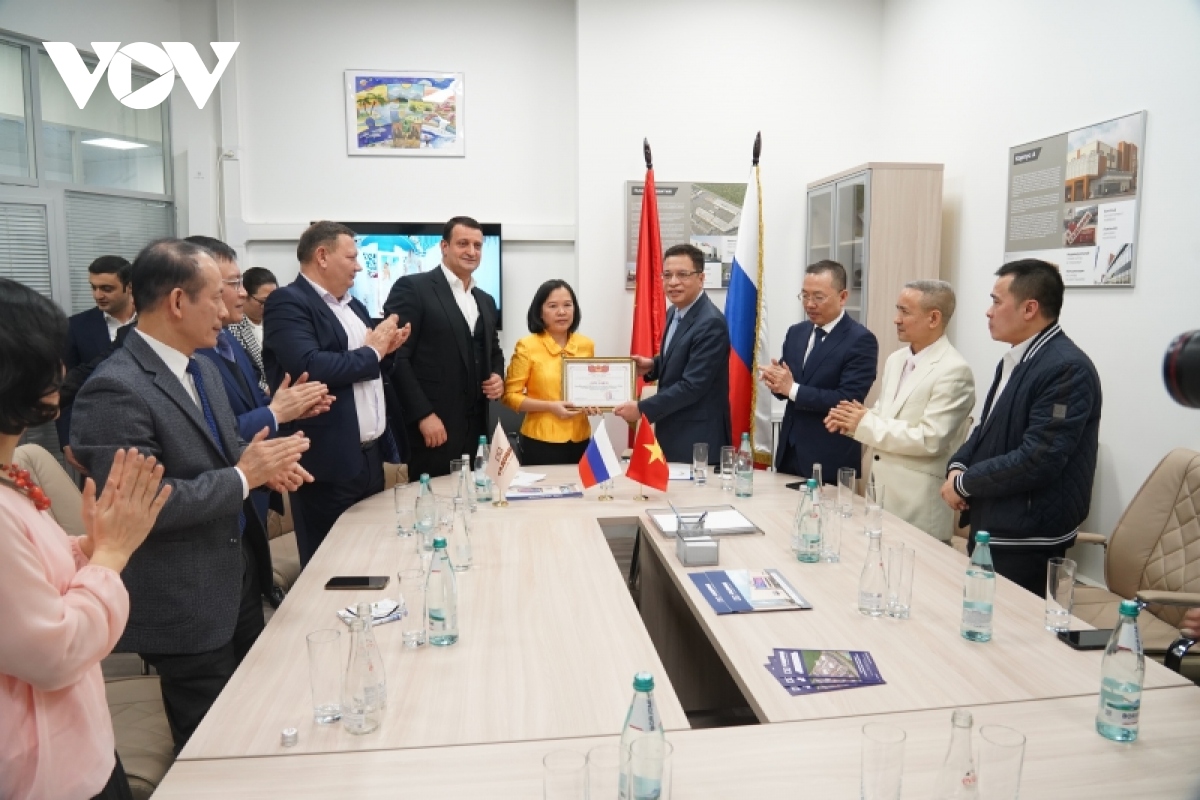 Dai su Dang minh khoi tham va lam viec voi cong dong nguoi viet kinh doanh tai nga hinh anh 2