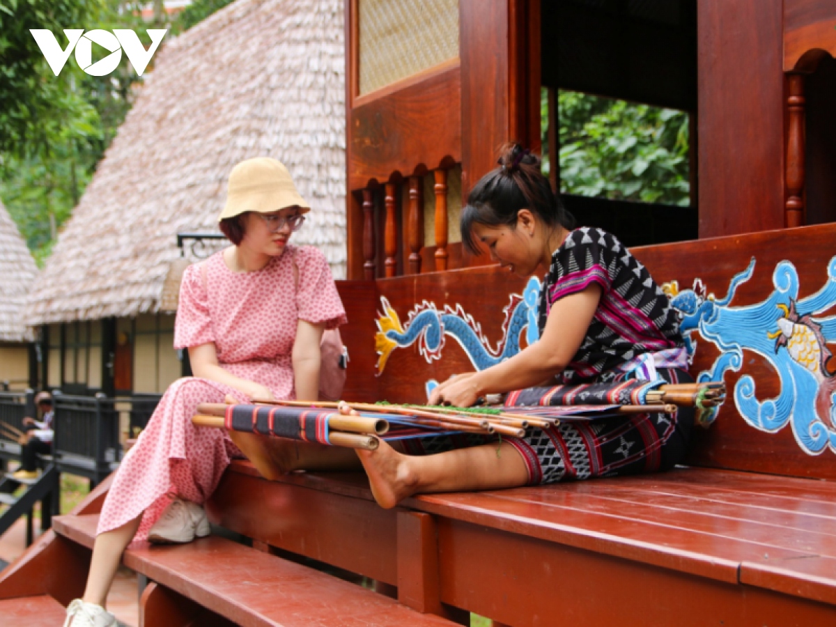 nguoi co tu vung cao quang nam lam du lich cong dong hinh anh 2