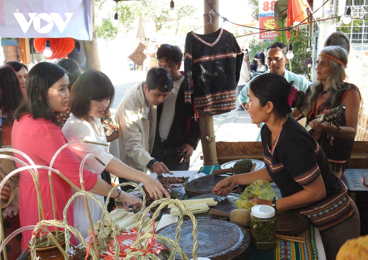 cuon hut voi gan 150 mon am thuc dac sac kon tum hinh anh 1