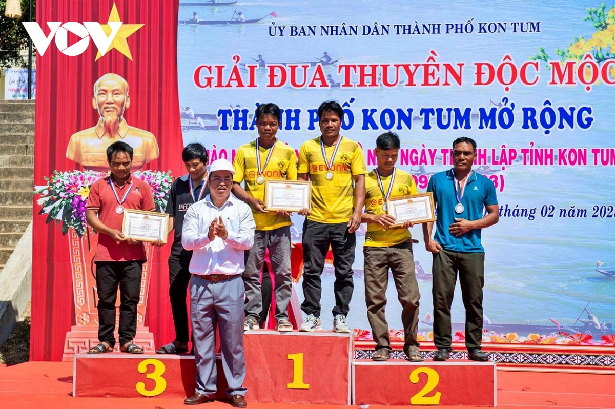 soi dong giai dua thuyen doc moc tren song Dak bla hinh anh 2