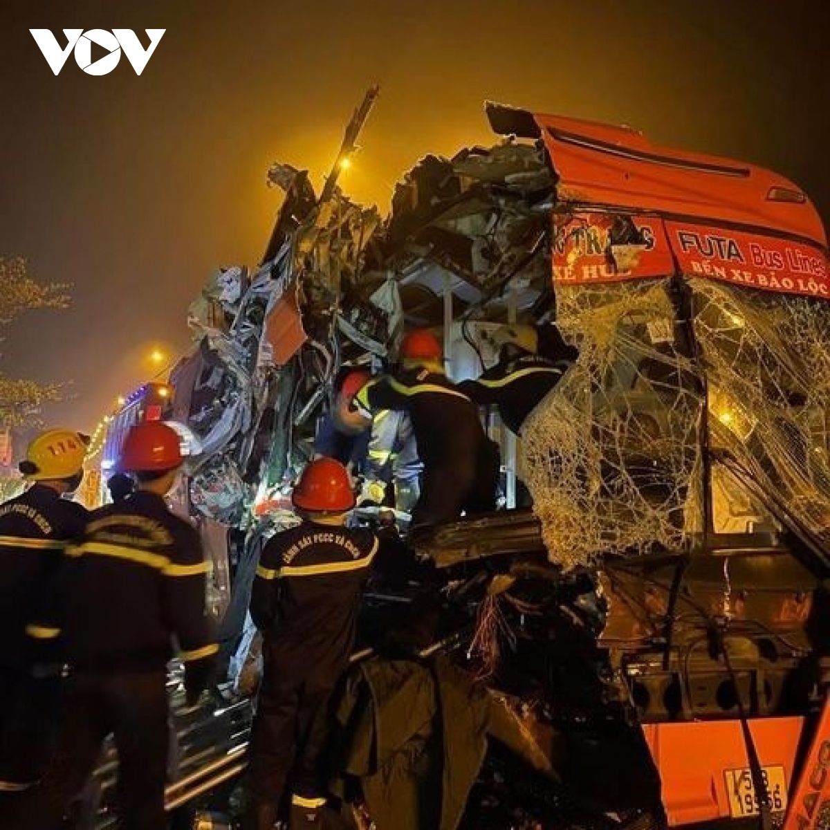 xe khach dam vao duoi xe tai cho gach o quang nam, 3 nguoi tu vong hinh anh 2