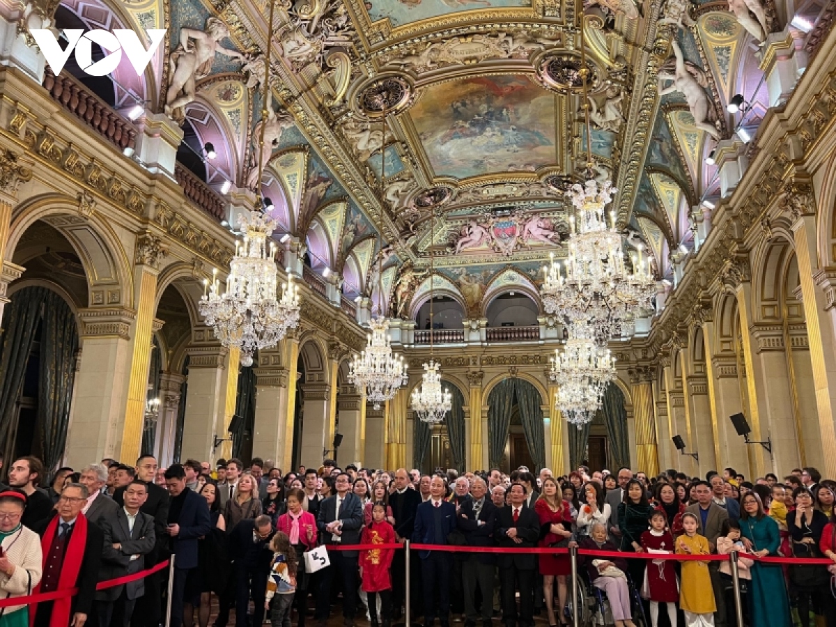 tet viet tung bung tro lai tai toa thi chinh thu do paris hinh anh 3