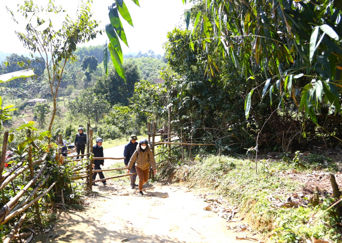 thay co mua keo banh vao tan ban, van dong hoc sinh den lop sau tet hinh anh 2