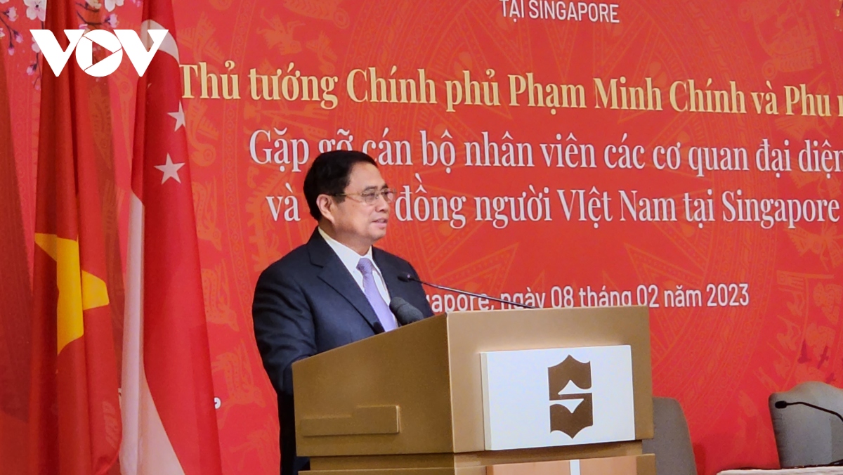 thu tuong gap can bo, nhan vien Dai su quan va cong dong viet nam tai singapore hinh anh 1