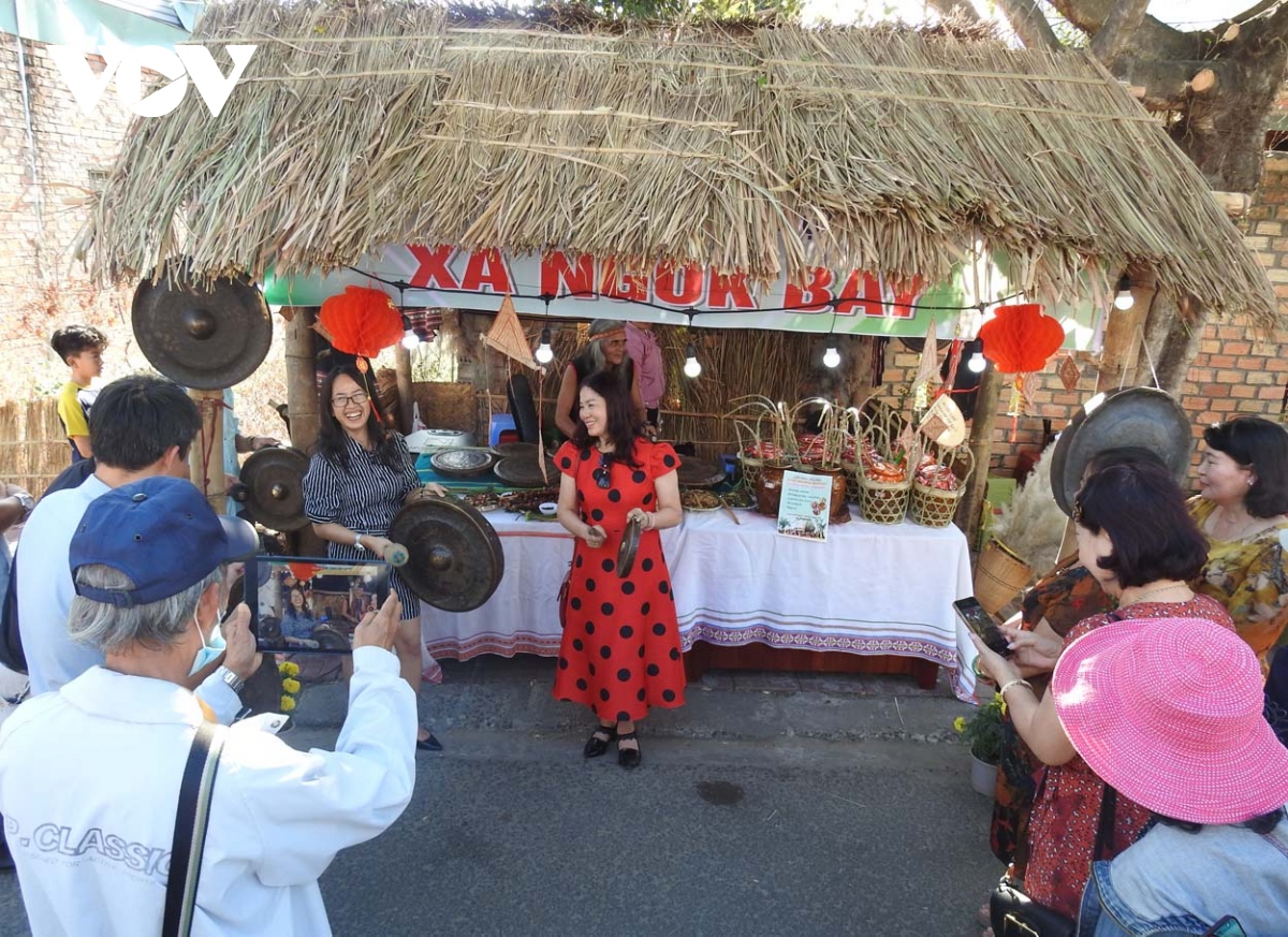 cuon hut voi gan 150 mon am thuc dac sac kon tum hinh anh 5