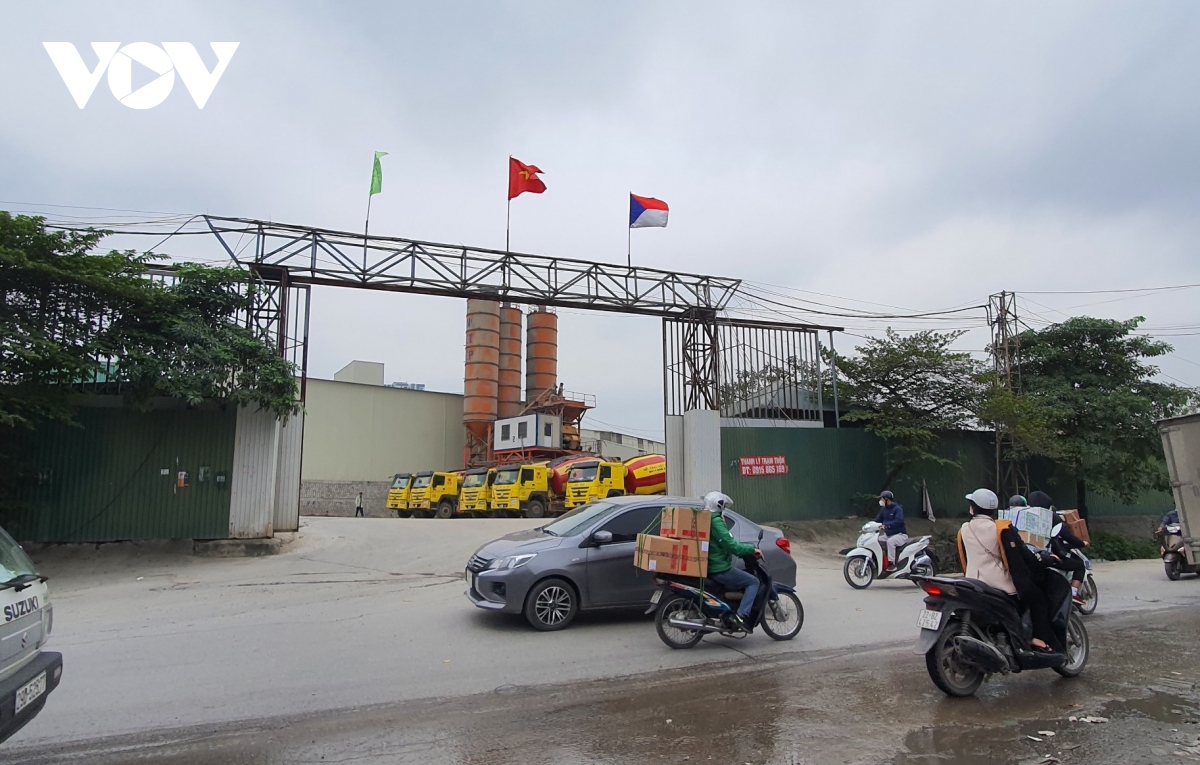 kho xuong xay dung trai phep, tram be tong gay o nhiem ngay truoc ubnd xa tan trieu hinh anh 1