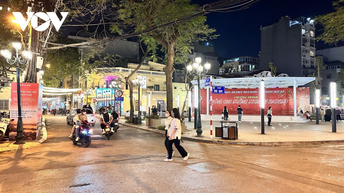 mot so pho di bo o ha noi vang ve, hang quan e am toi cuoi tuan hinh anh 1