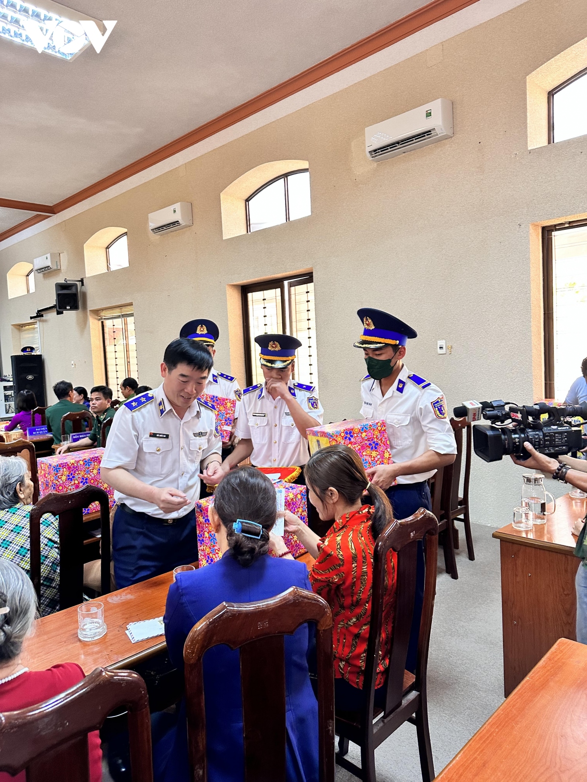 canh sat bien trao nhieu phan qua y nghia cho ngu dan con Dao hinh anh 5