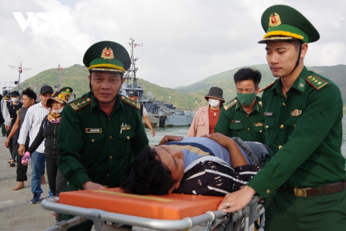 Dua ngu dan quang ngai gap nan tren bien di cap cuu hinh anh 1