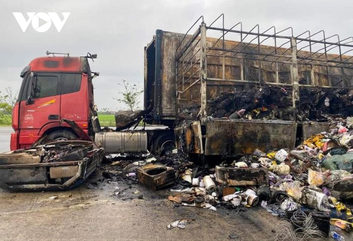 clip O to tai va xe container chay du doi sau tieng no lon truoc cay xang hinh anh 1
