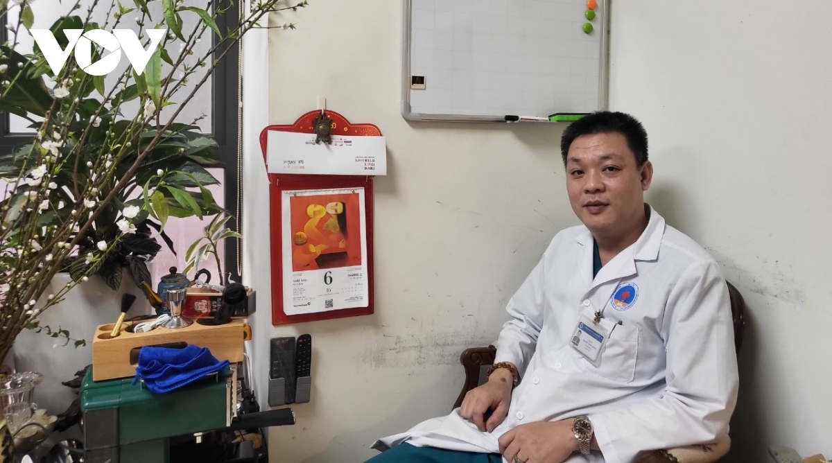 bac sy mach cach phong benh cho nguoi gia, tre nho mua nom am hinh anh 1
