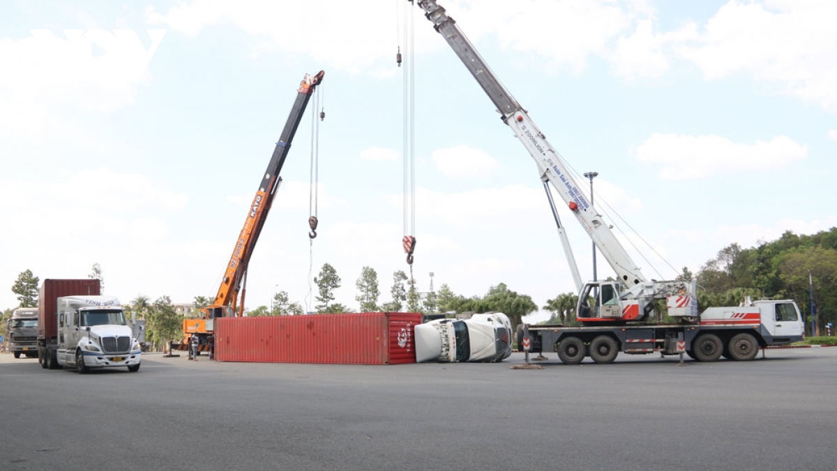 lai lat xe container tai vong xoay trong khu cong nghiep o binh duong hinh anh 1