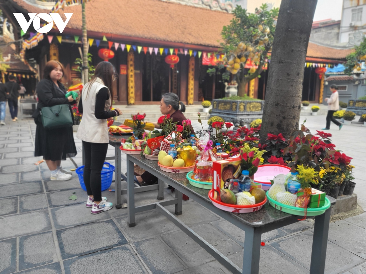 nhieu ban tre den chua ha cau duyen trong ngay le valentine hinh anh 3