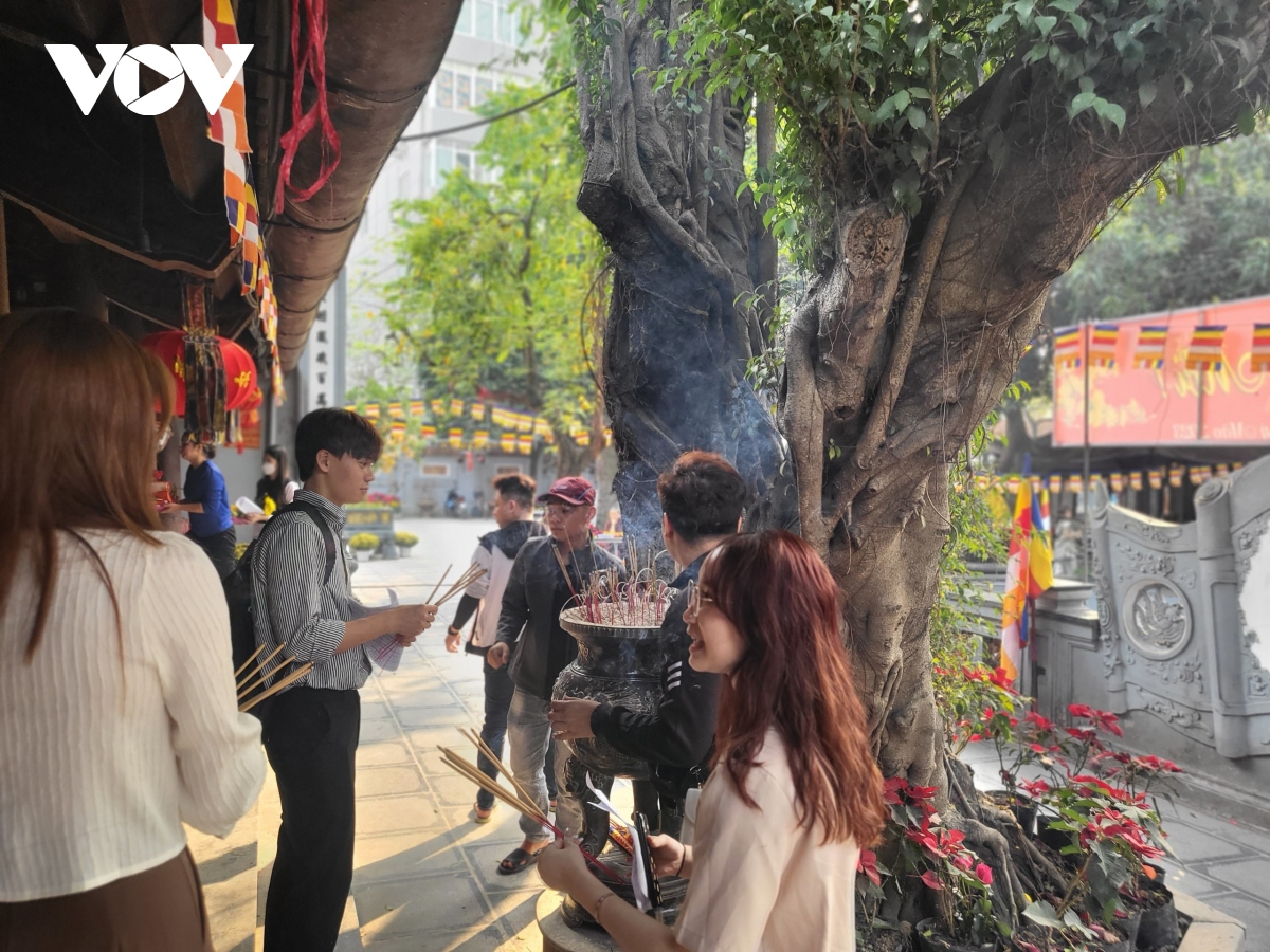 nhieu ban tre den chua ha cau duyen trong ngay le valentine hinh anh 8