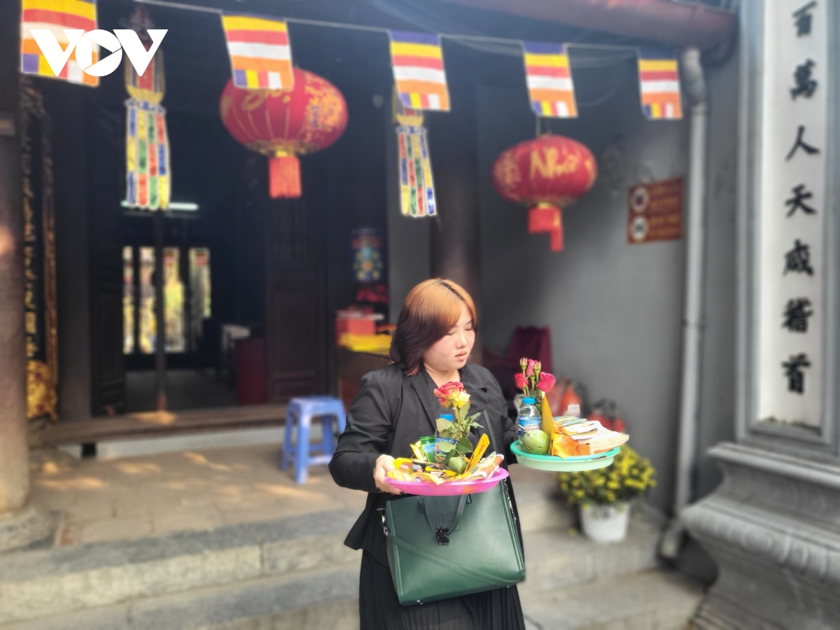 nhieu ban tre den chua ha cau duyen trong ngay le valentine hinh anh 2