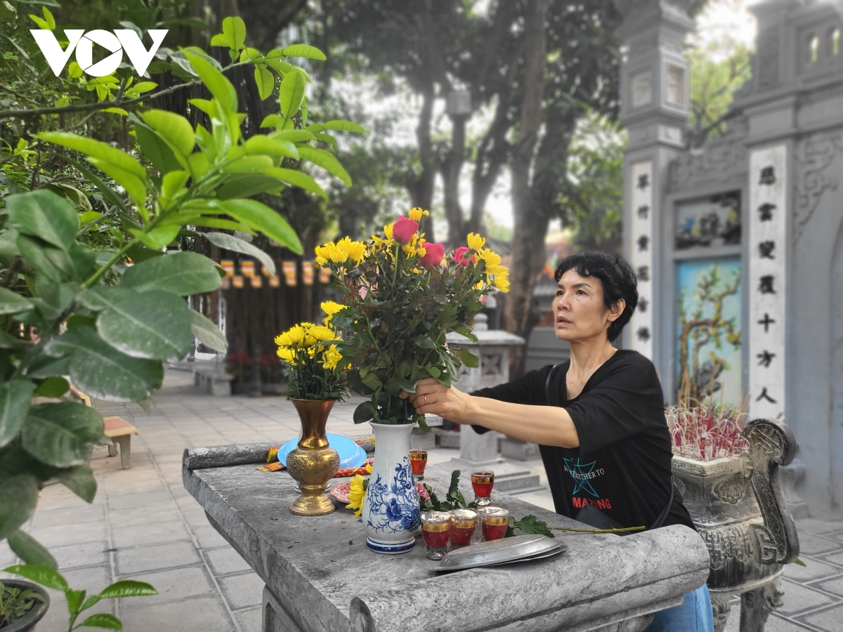 nhieu ban tre den chua ha cau duyen trong ngay le valentine hinh anh 10