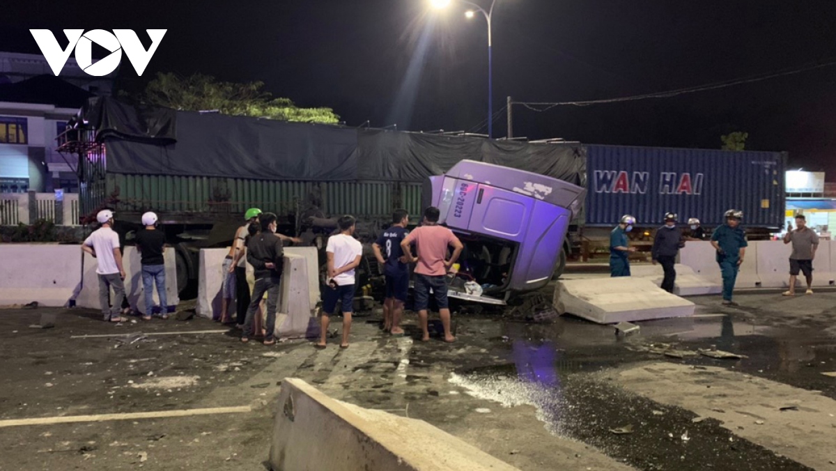 tai xe va phu xe duoc cuu song khi dau xe container bay khoi xe hinh anh 1