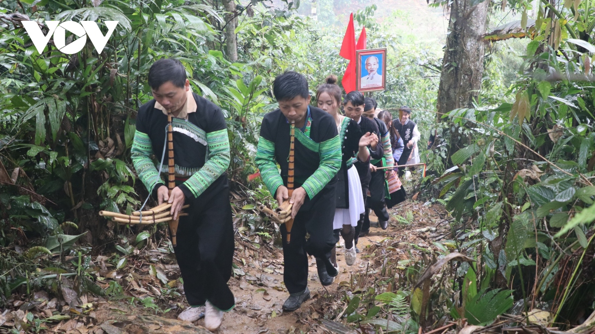 net van hoa giu rung cua nguoi mong na hau hinh anh 1