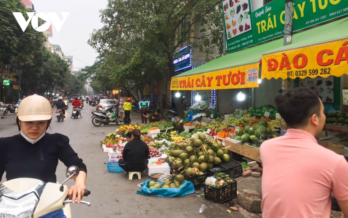 bat nhao cho coc o ha Dong ngang nhien bay ban tren via he, long duong hinh anh 1