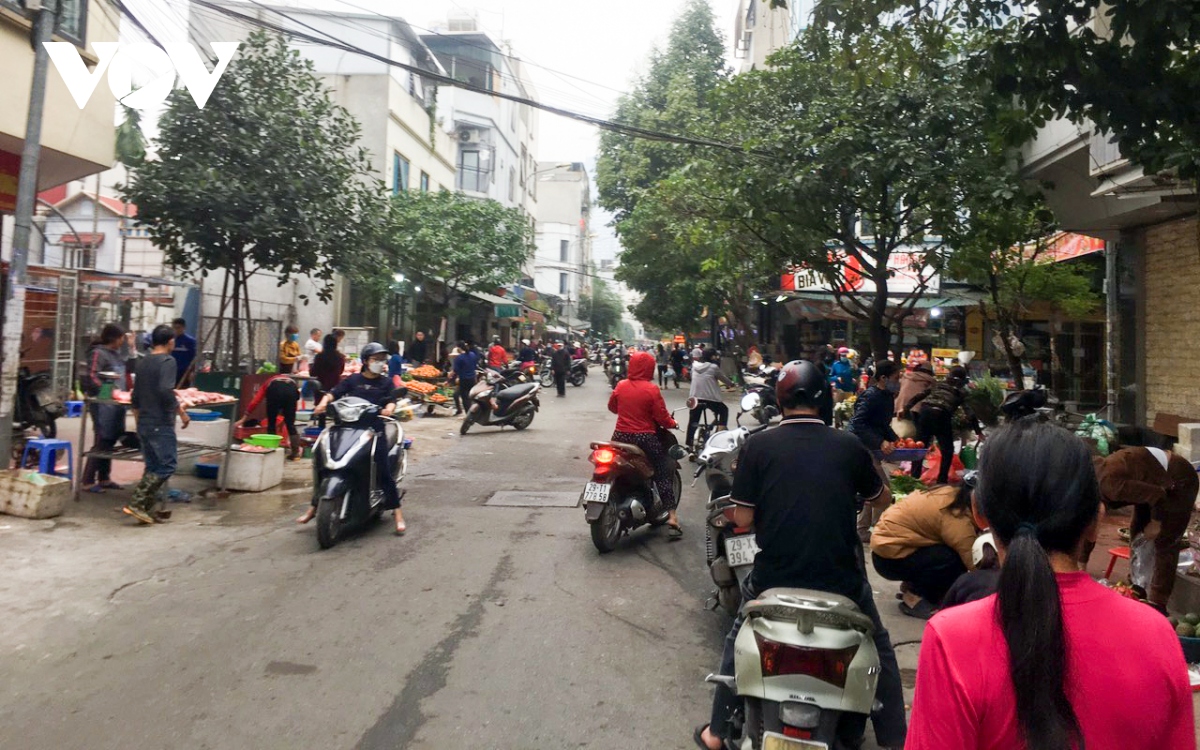 bat nhao cho coc o ha Dong ngang nhien bay ban tren via he, long duong hinh anh 8
