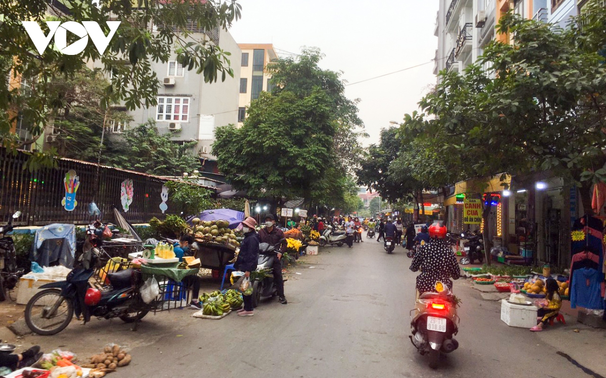 bat nhao cho coc o ha Dong ngang nhien bay ban tren via he, long duong hinh anh 12