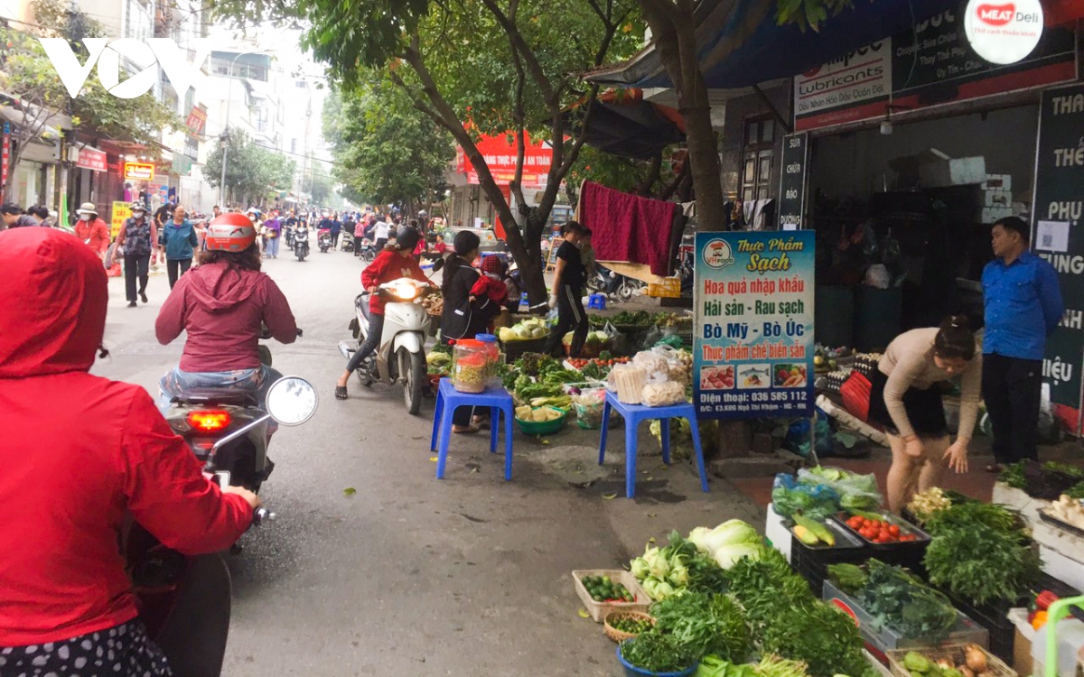 bat nhao cho coc o ha Dong ngang nhien bay ban tren via he, long duong hinh anh 13