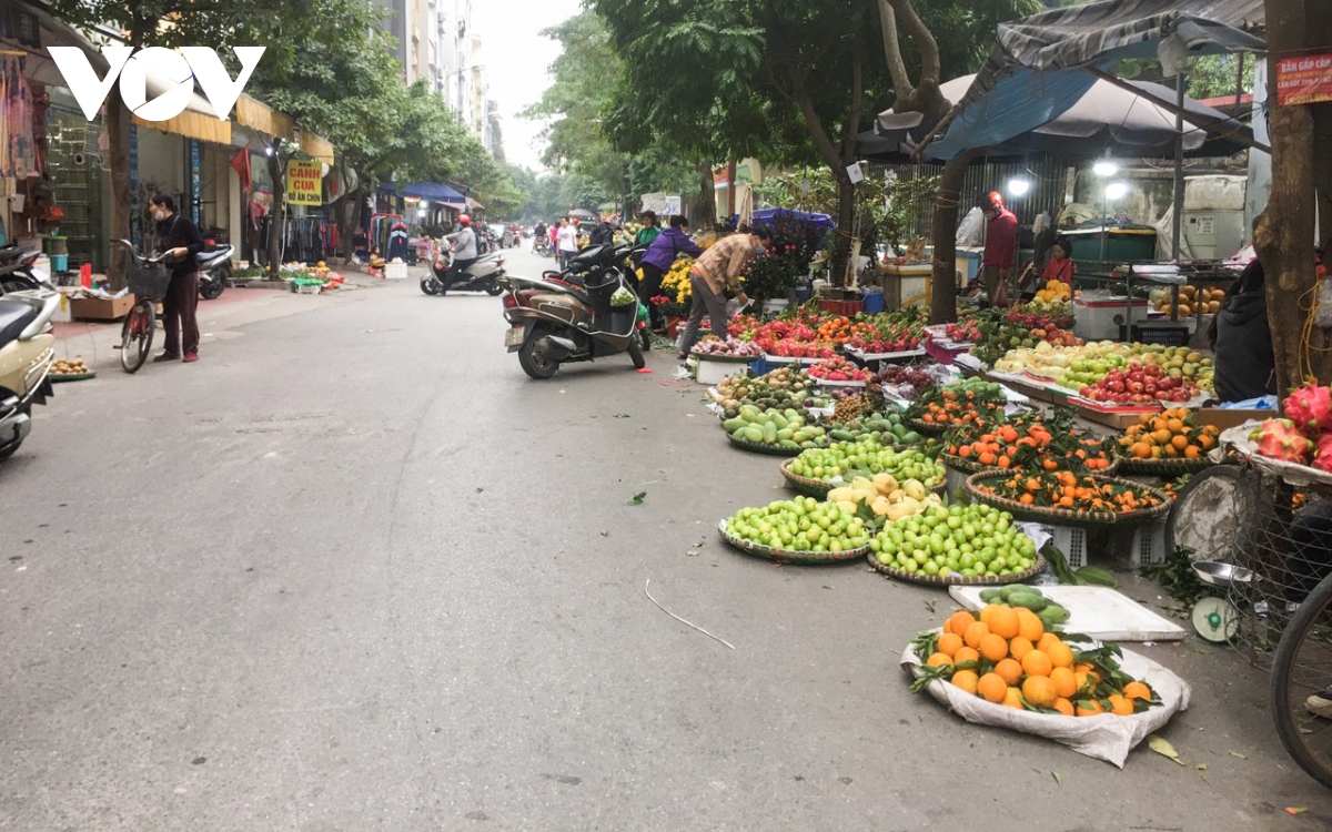 bat nhao cho coc o ha Dong ngang nhien bay ban tren via he, long duong hinh anh 3