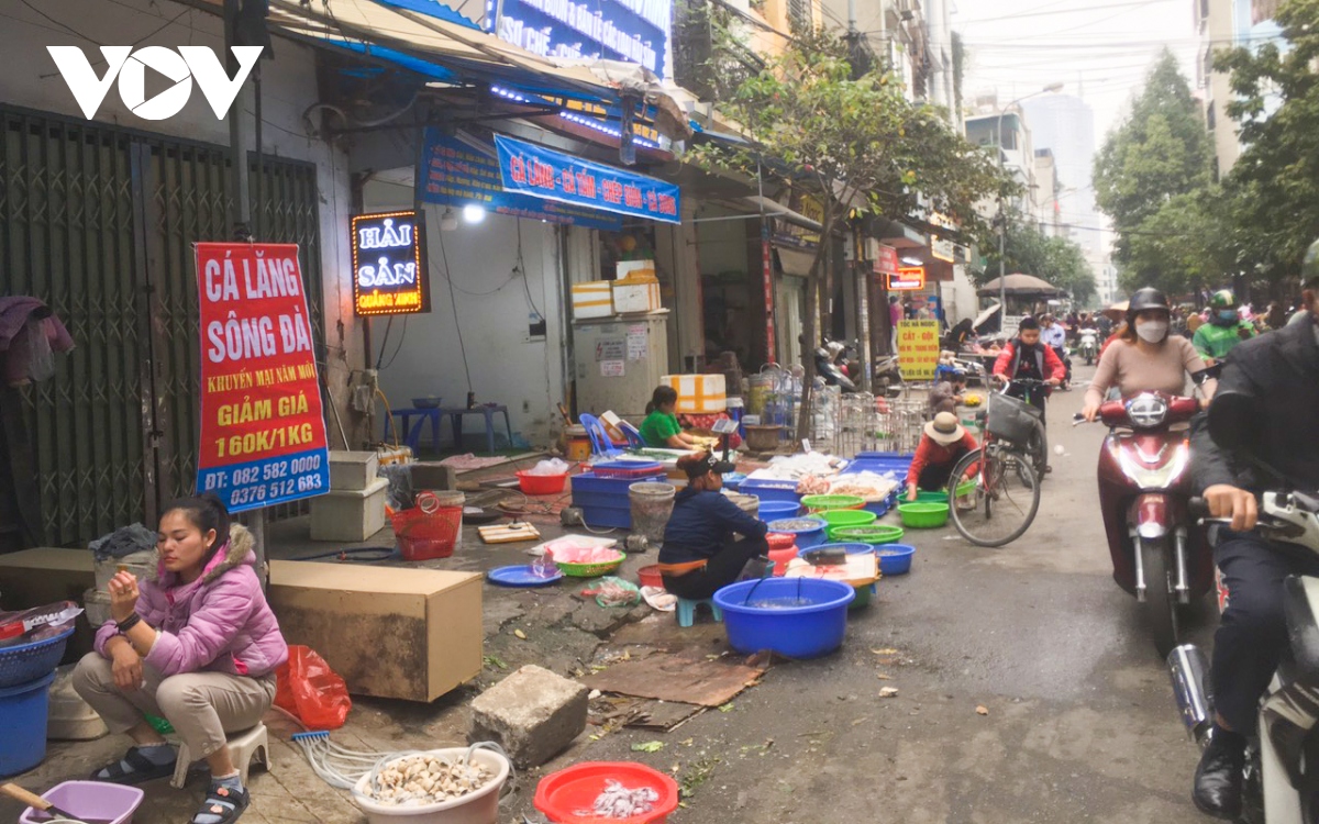 bat nhao cho coc o ha Dong ngang nhien bay ban tren via he, long duong hinh anh 7