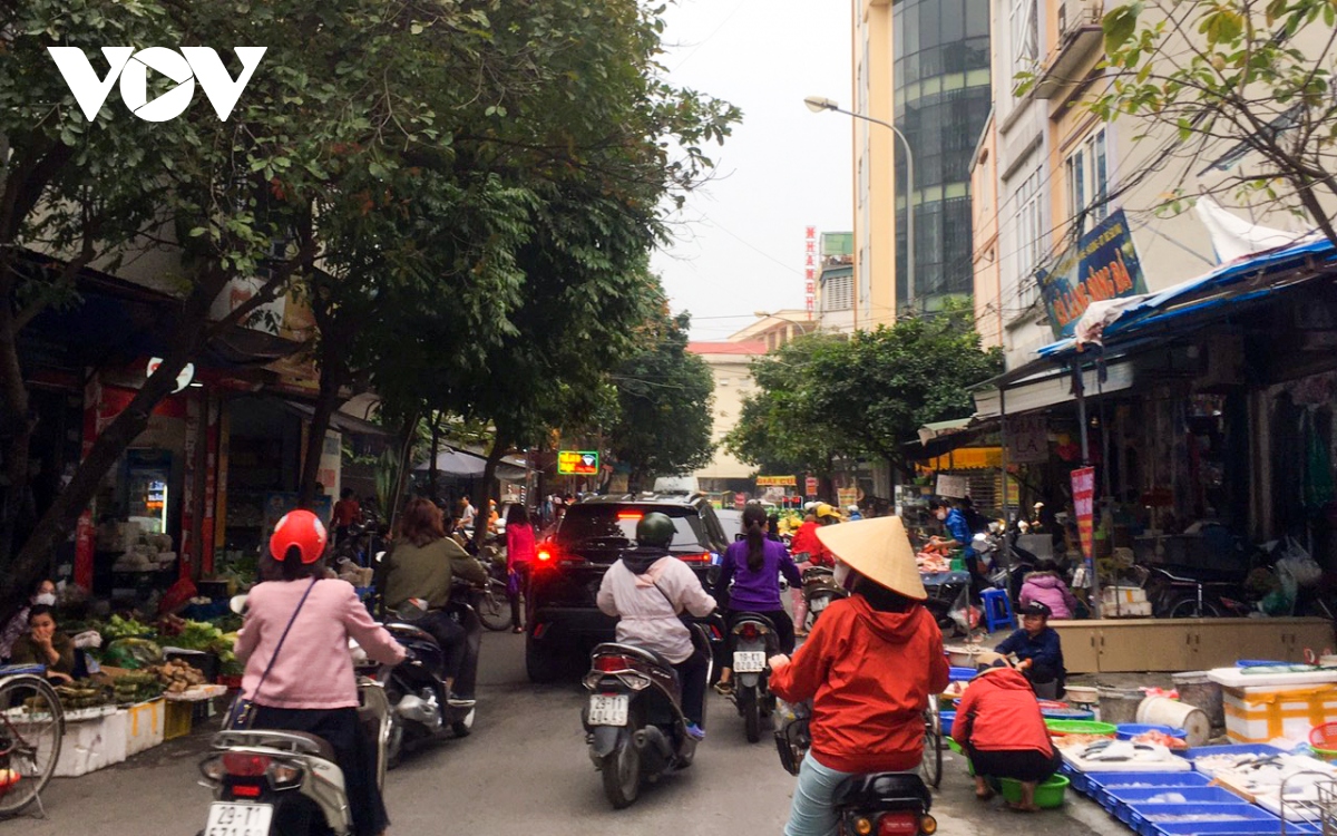 bat nhao cho coc o ha Dong ngang nhien bay ban tren via he, long duong hinh anh 11