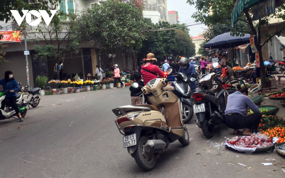 bat nhao cho coc o ha Dong ngang nhien bay ban tren via he, long duong hinh anh 10