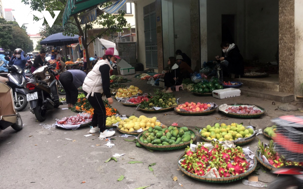 bat nhao cho coc o ha Dong ngang nhien bay ban tren via he, long duong hinh anh 2