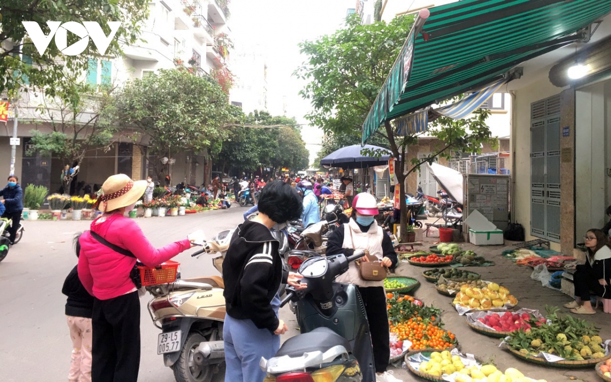 bat nhao cho coc o ha Dong ngang nhien bay ban tren via he, long duong hinh anh 9
