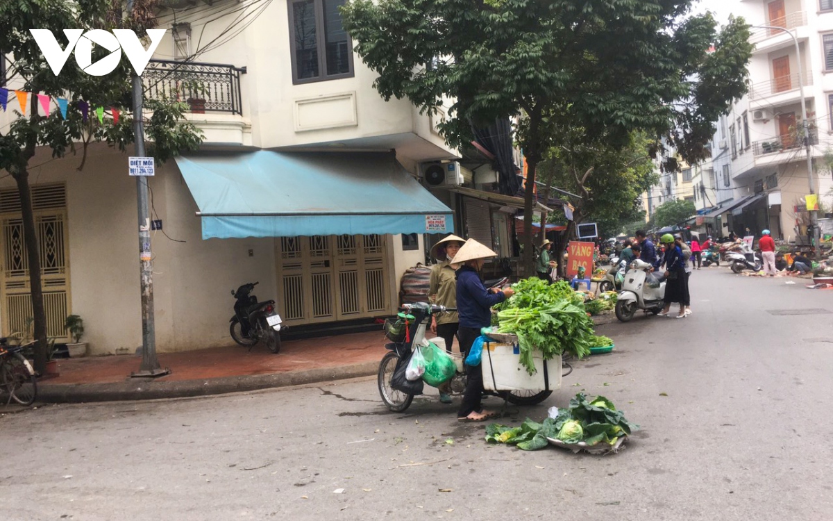 bat nhao cho coc o ha Dong ngang nhien bay ban tren via he, long duong hinh anh 5