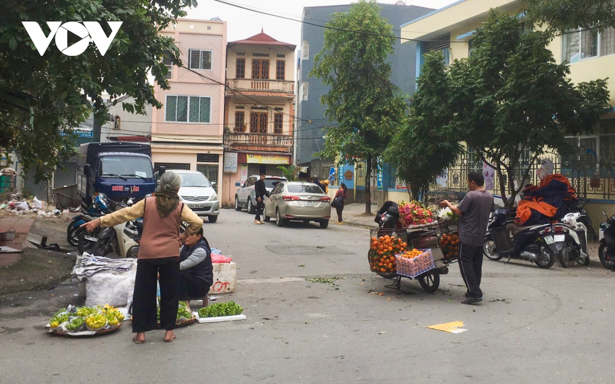 bat nhao cho coc o ha Dong ngang nhien bay ban tren via he, long duong hinh anh 4