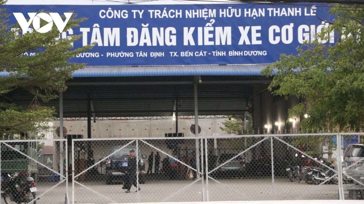 cong an phong toa, kham xet mot trung tam dang kiem o binh duong hinh anh 1