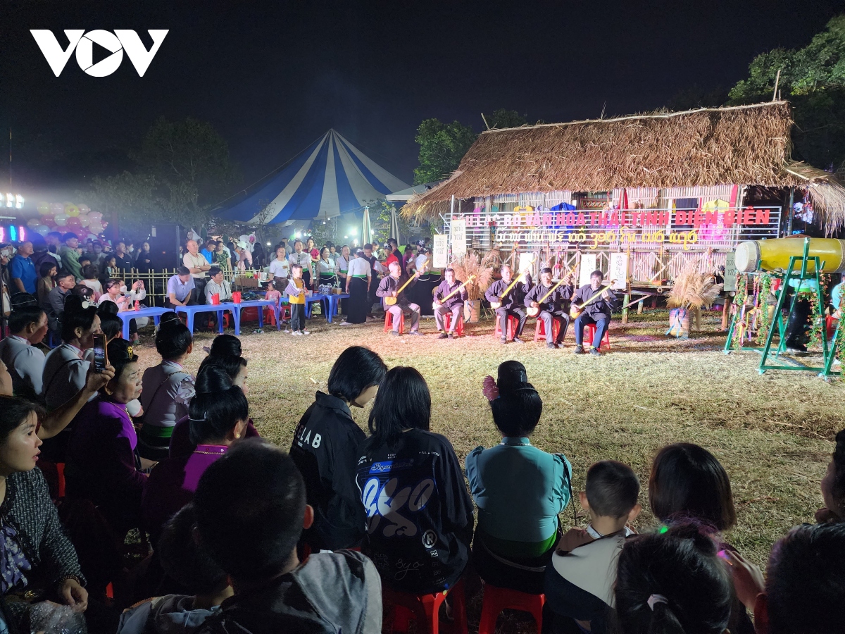 nhieu hoat dong dien ra tai le hoi hoa ban Dien bien hinh anh 2