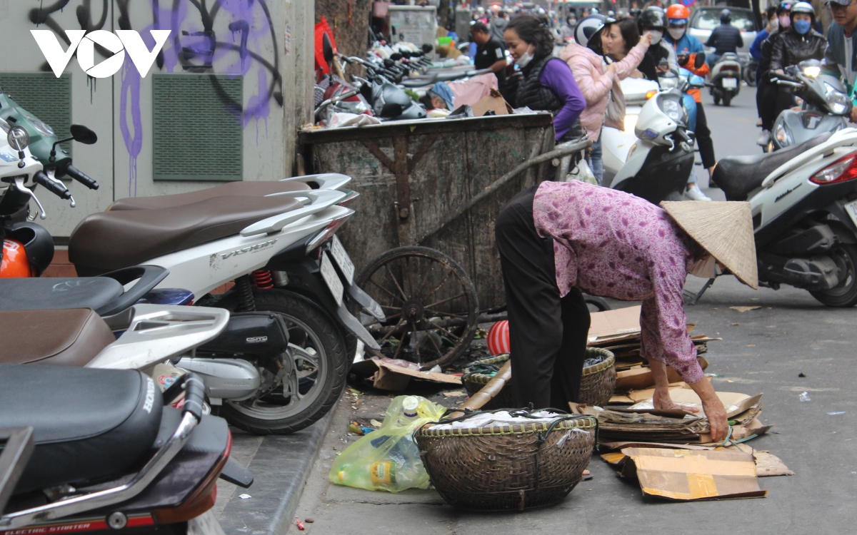 nhung phu nu vat va muu sinh o thu do khong biet den ngay 8 3 hinh anh 12