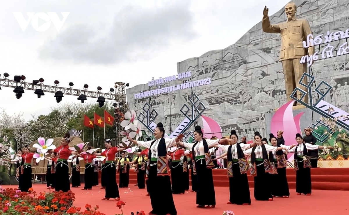 mua hoa ban son la - det nhung sac mau van hoa hinh anh 2