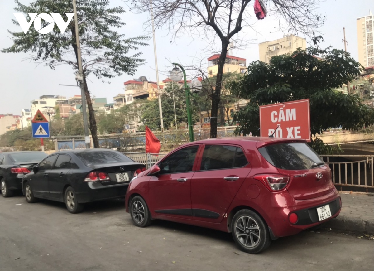 via he, long duong khuong Dinh o ha noi bi chiem dung lam noi trong giu xe hinh anh 5